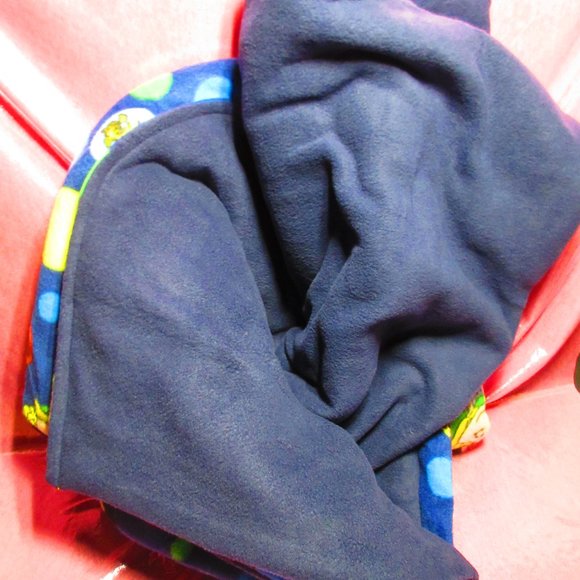 Peanuts Polka Dot 88" x 58" Fleece Blanket - Picture 2 of 3